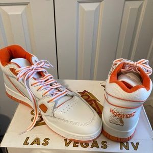 Hooters mens white leather tennis shoes size 10